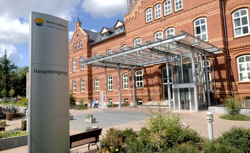 Haupteingang Ilm-Kreis-Klinikum Arnstadt, Foto: Ilm-Kreis-Kliniken Arnstadt-Ilmenau gGmbH