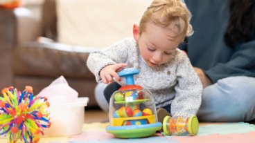 Kleindkind spielt mit einem Motorikspielzeug