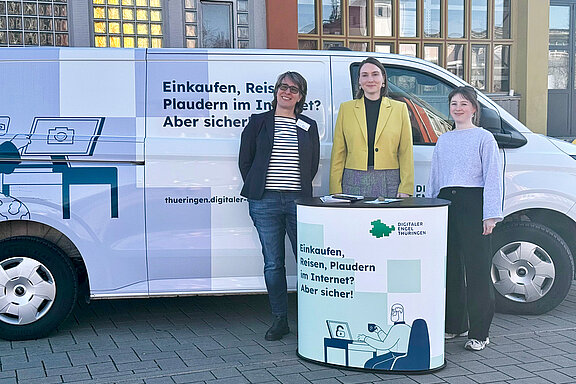 Ministerin Katharina Schenk und das Team vom Digitalen Engel stehen vor dem Einsatzmobil