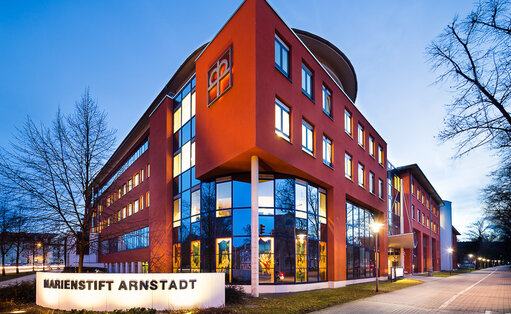 Frontalansicht des Eingangsbereiches der Fachklinik für Orthopädie des Marienstift Arnstadt 